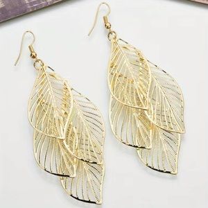 New beautiful gold tone dangle earrings
